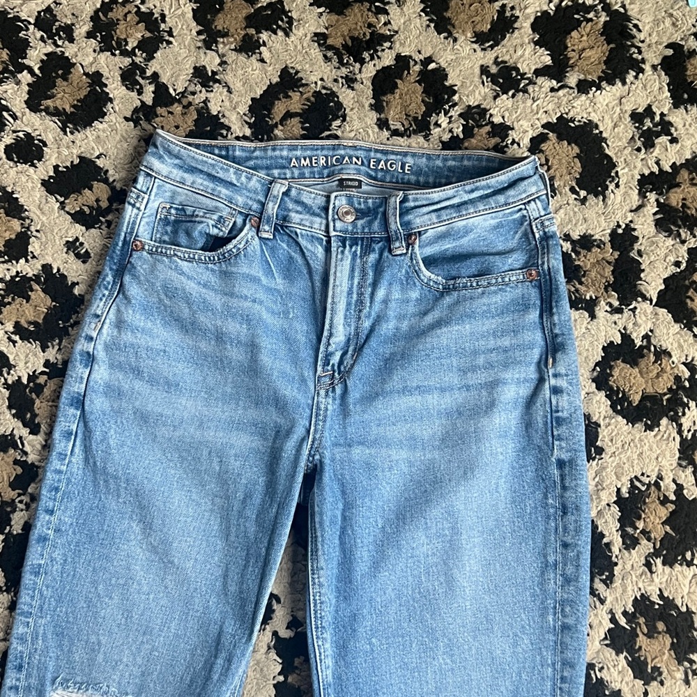 American Eagle Strigid destroyed Mom Jeans size 2 - Picture 2 of 5